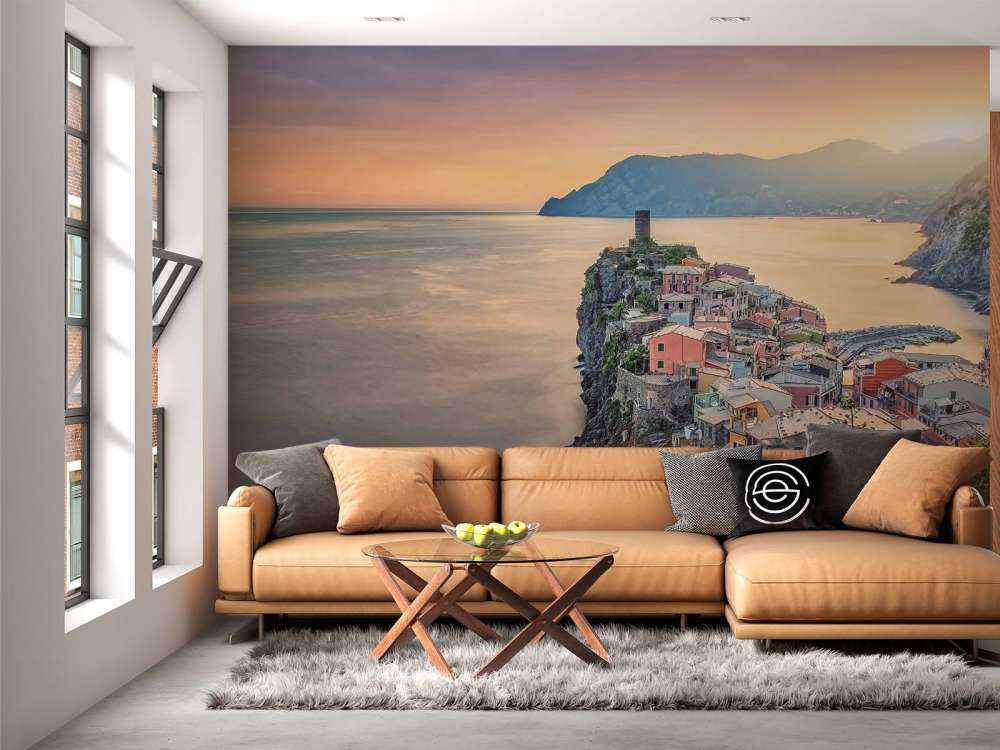 Coucher de soleil au-dessus des rochers côtiers colorés.