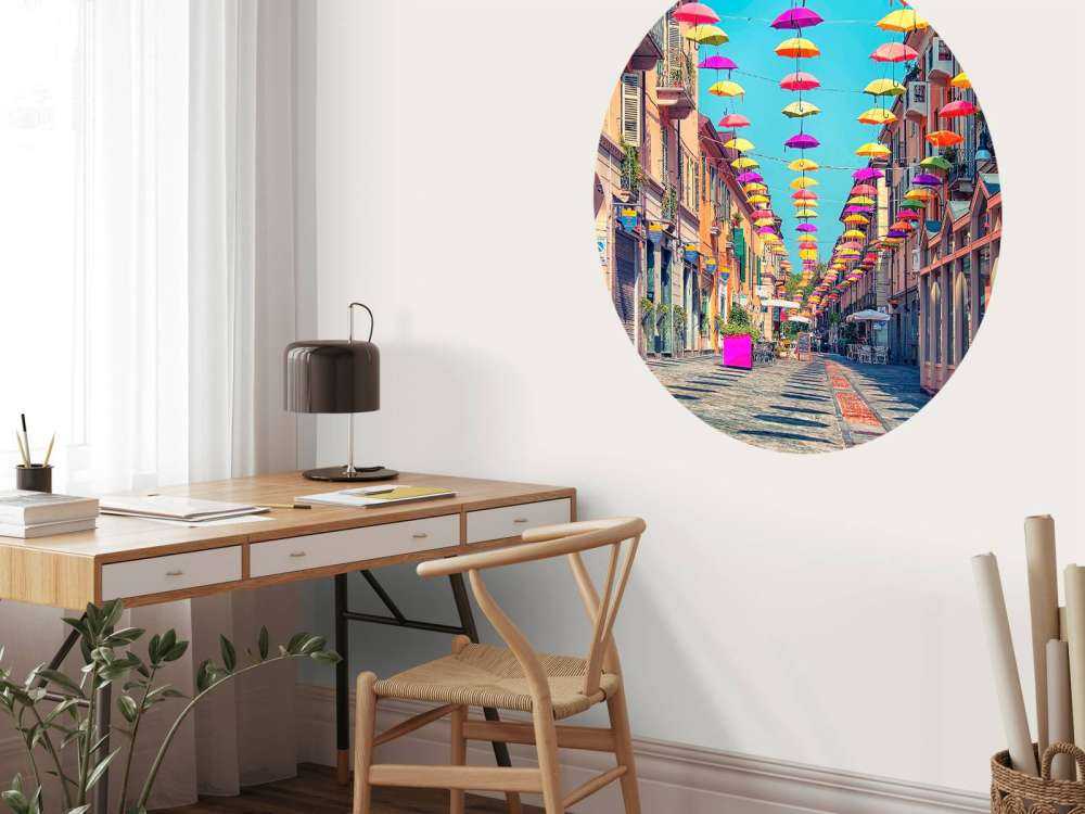 Des parasols joyeux au-dessus d'une rue ensoleillée.