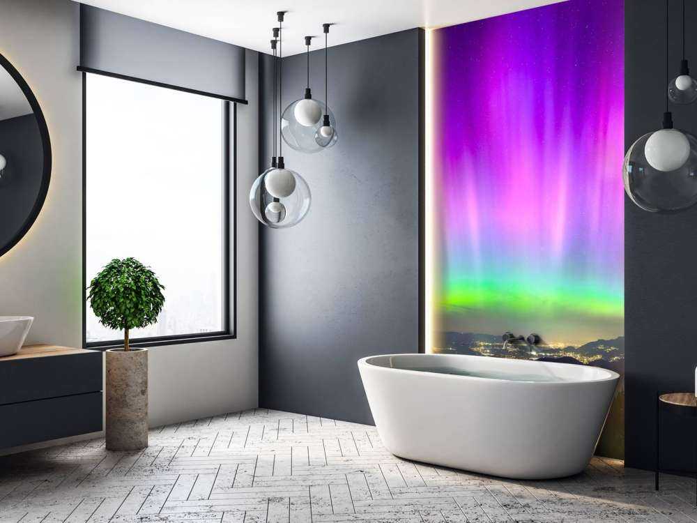 Aurore boréale au-dessus de la ville de montagne illuminée