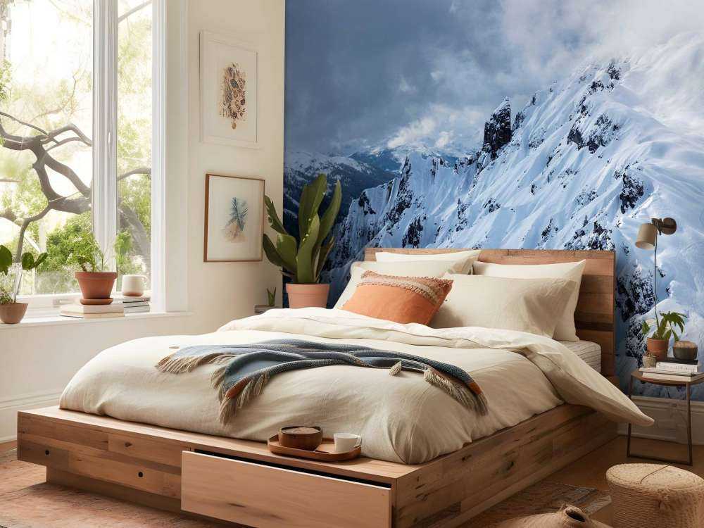 Traces profondes dans une pente enneigée silencieuse.