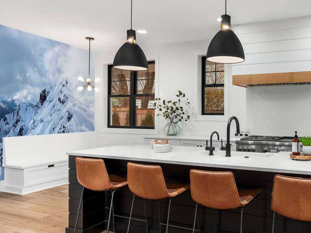 Traces profondes dans une pente enneigée silencieuse.