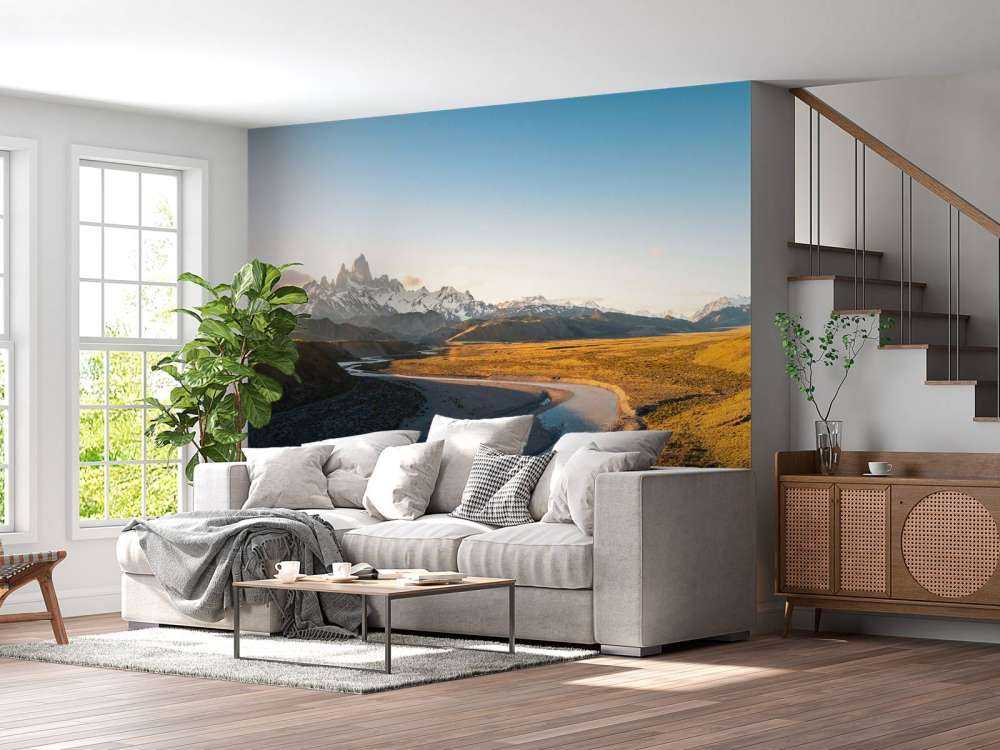 Paysage de montagne avec une rivière sinueuse dans la lumière du matin.