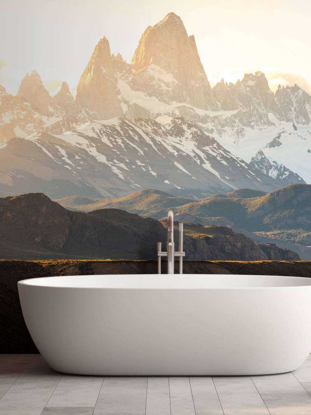 Lever de soleil doré dans la vallée de montagne