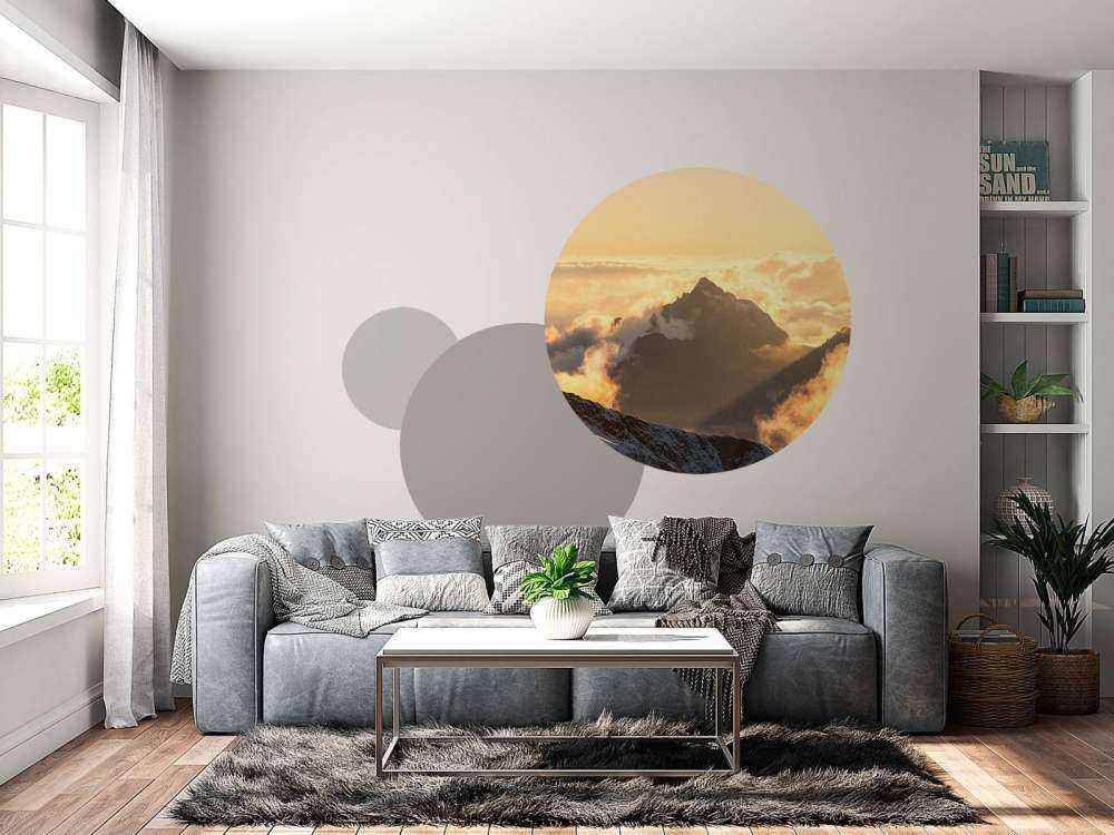 Lever de soleil au-dessus des nuages de montagne