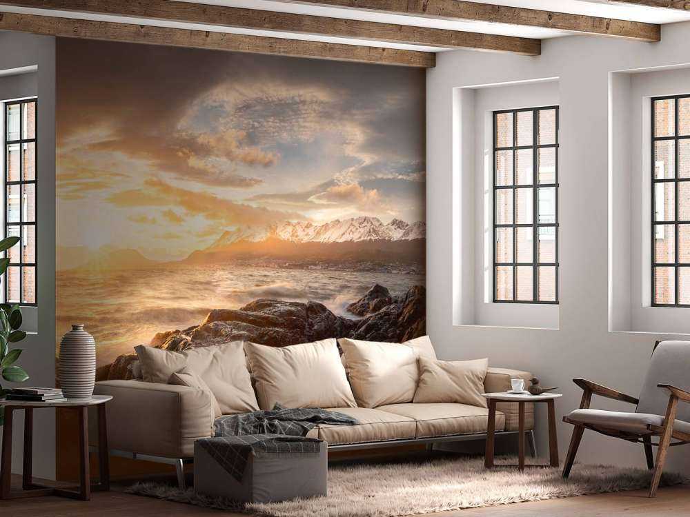 Coucher de soleil doré sur la côte montagneuse