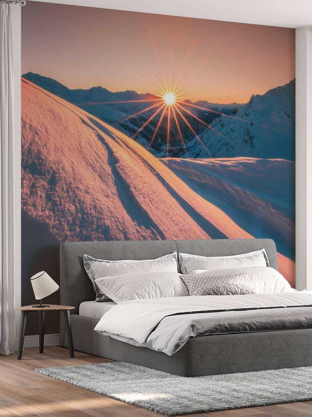 Lumière du soleil sur une pente enneigée