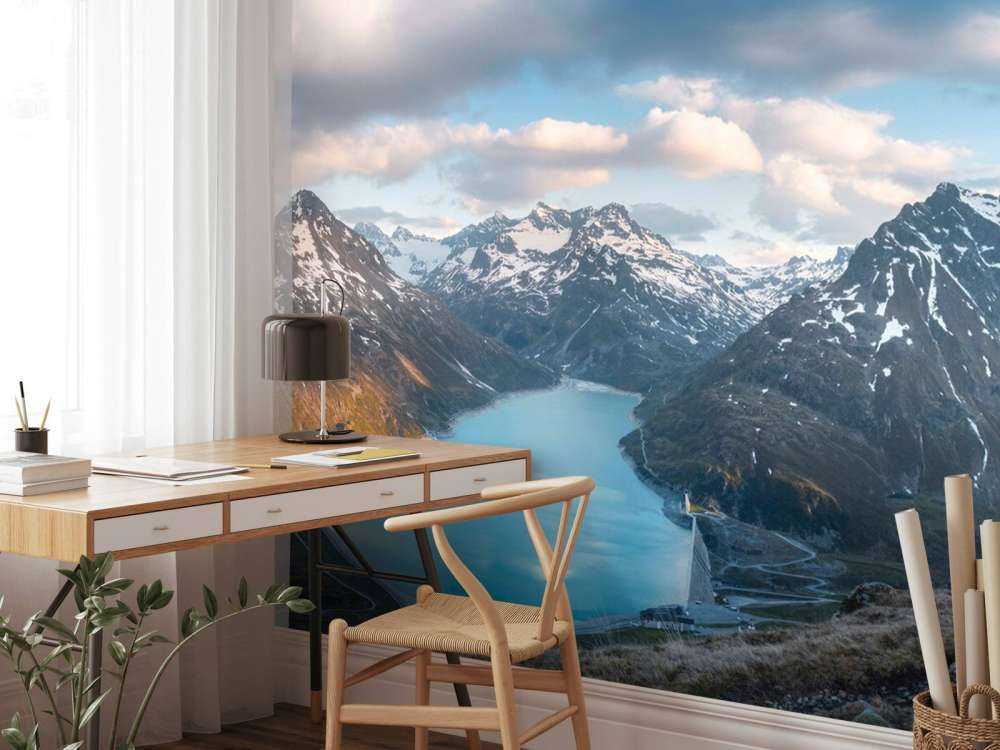Vue sur un lac alpin au coucher du soleil