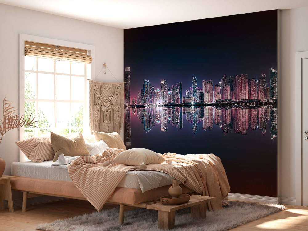 Lueur nocturne au-dessus des eaux calmes