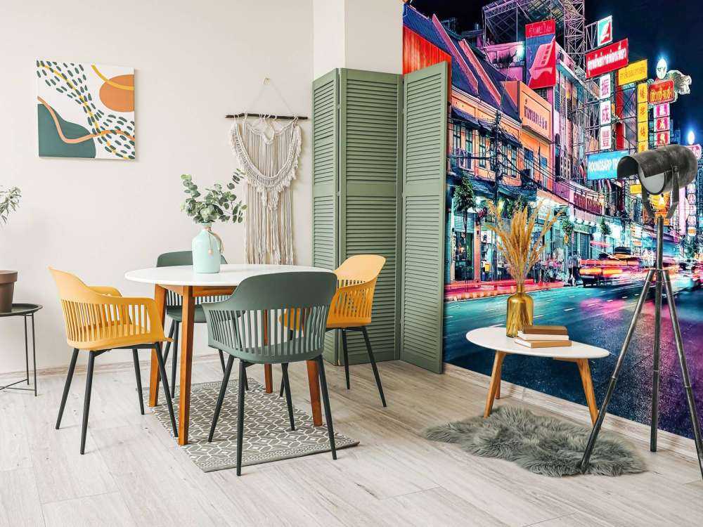 La vie nocturne dans le Chinatown néon.