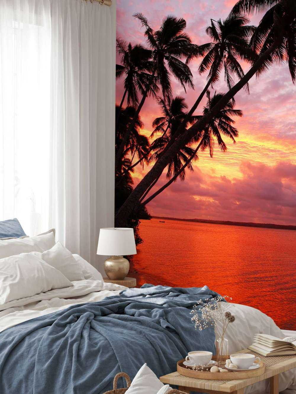 Palmiers au-dessus d'un océan rouge