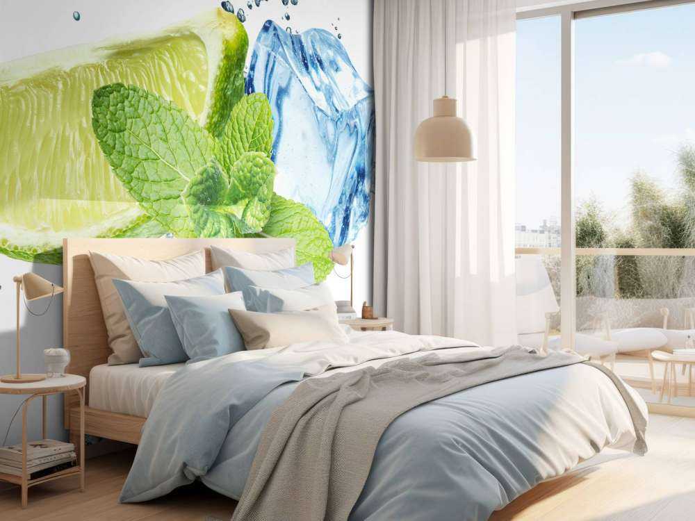 Éclaboussure de l'eau avec de la menthe et de la chaux