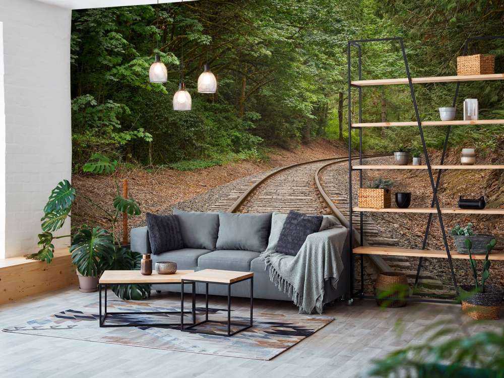 Ligne de chemin de fer à travers la forêt