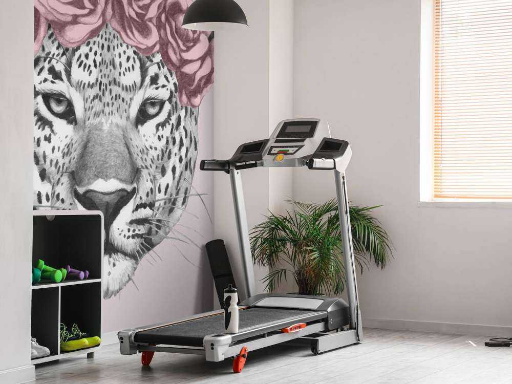 Léopard à fleurs roses