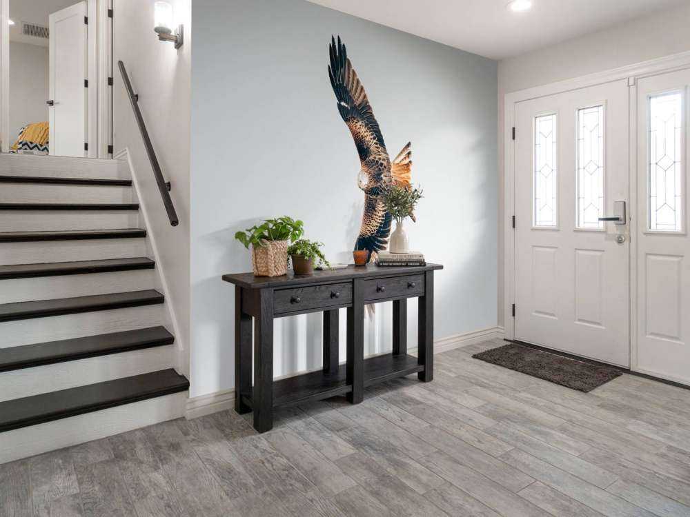 Cerf-volant rouge aux ailes déployées