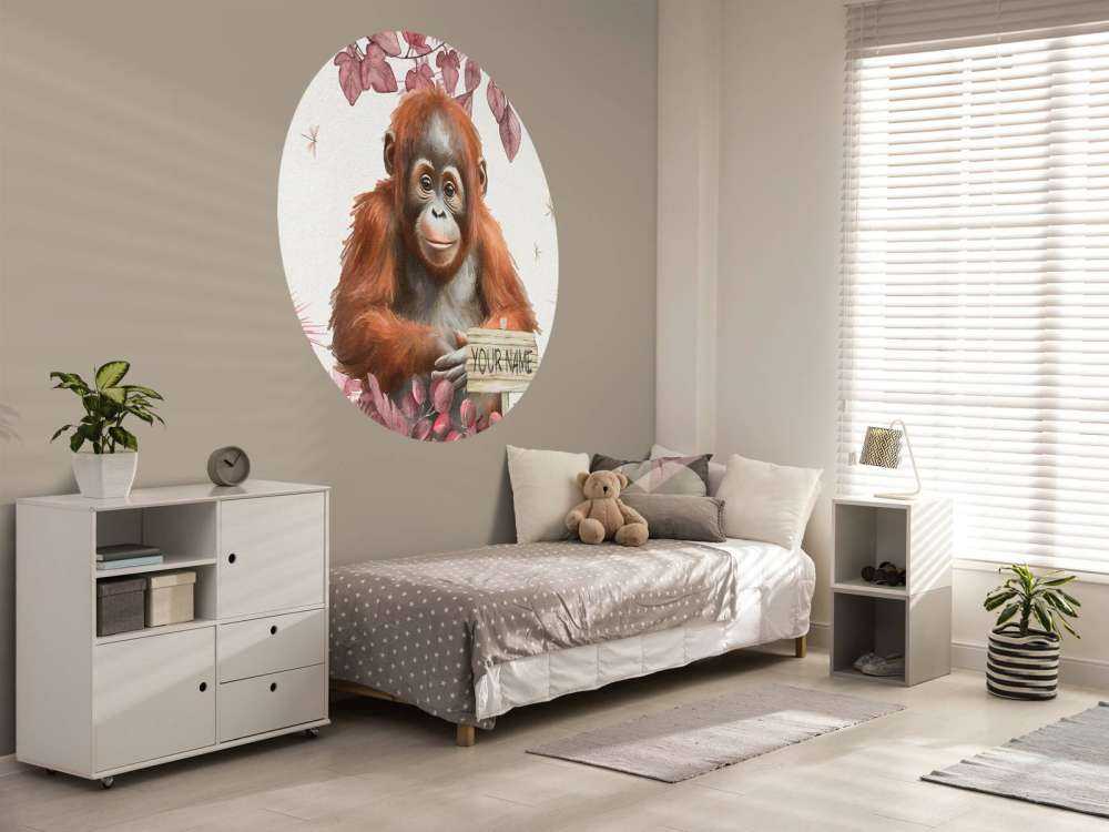 Jeune orang-outan dans la jungle rose