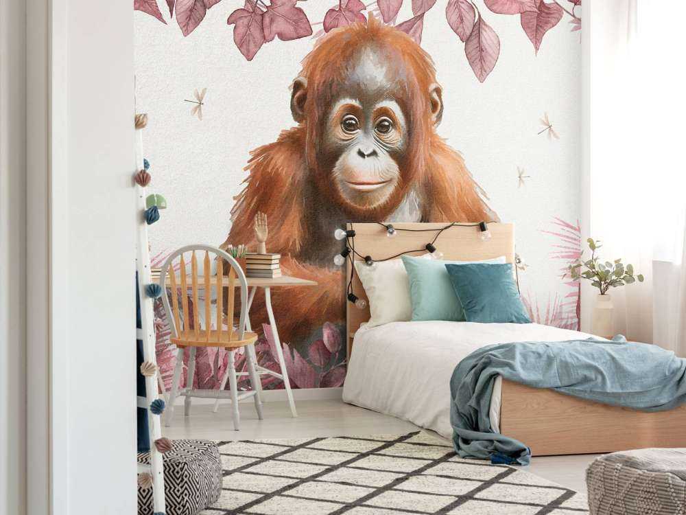 Jeune orang-outan dans la jungle rose