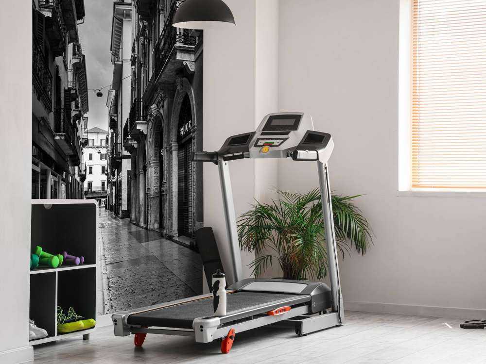 Rue commerçante en noir et blanc