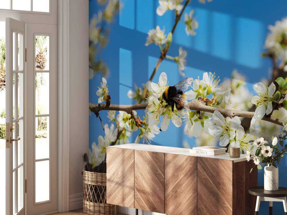 Bourdon avec des fleurs blanches