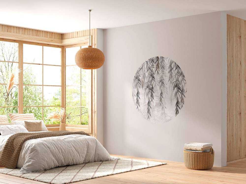 Branches suspendues sur un mur en béton