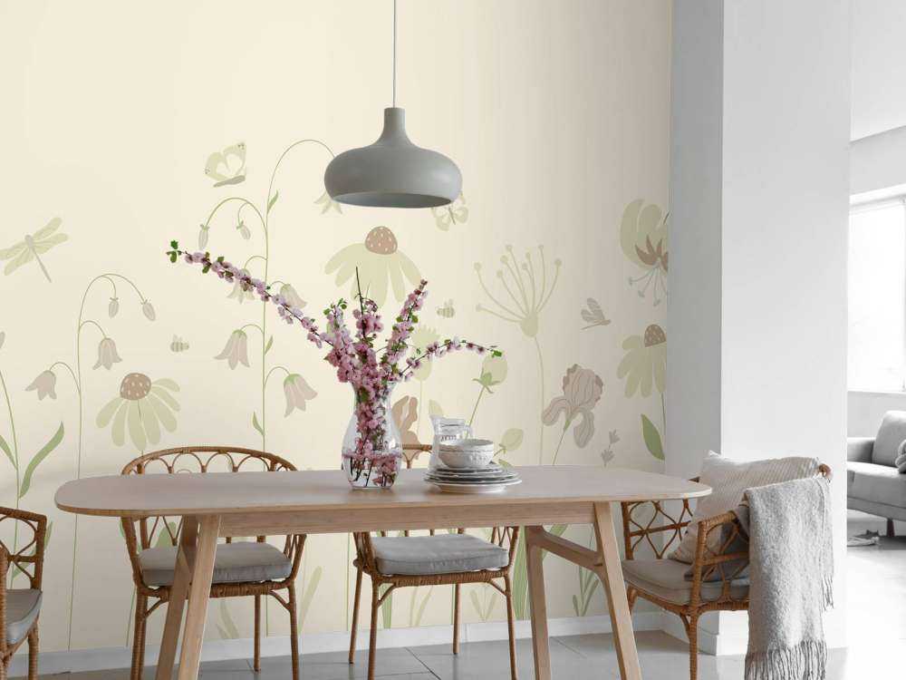 Champ de fleurs en hauteur avec papillons, sable, vieux rose