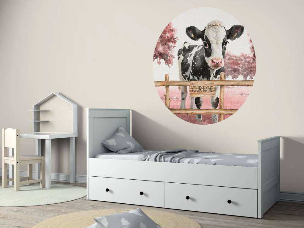 Jeune vache dans un pré rose