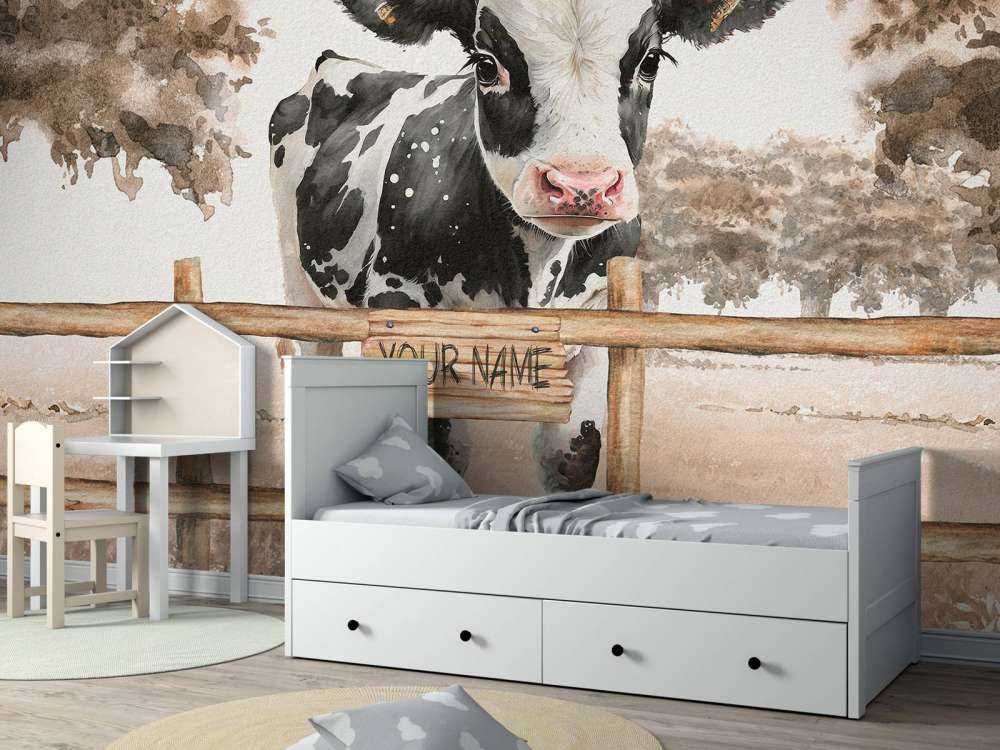 Jeune vache dans un pré taupe