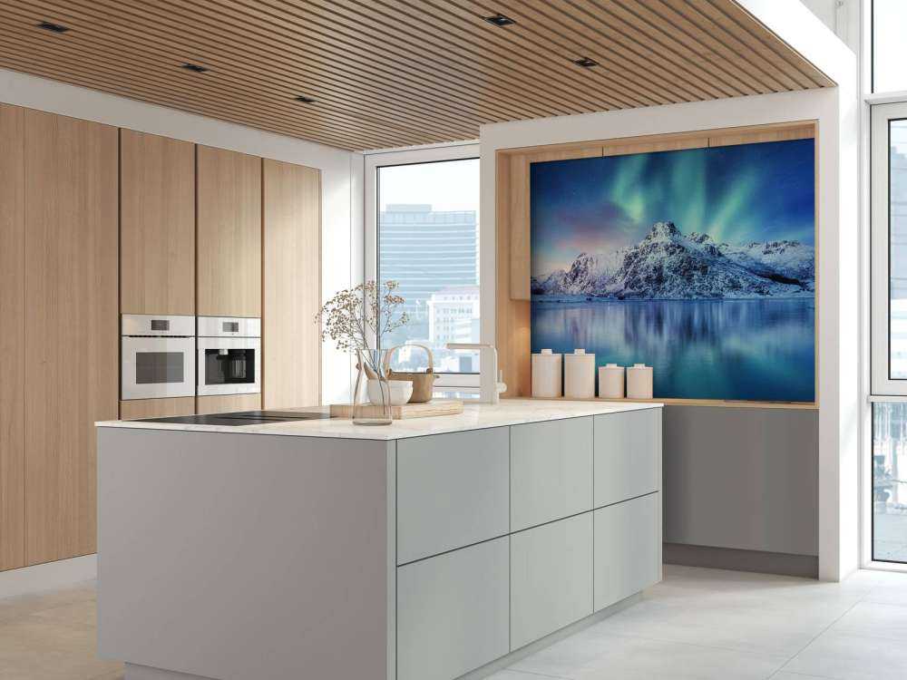 Des aurores boréales au-dessus d'un océan et de montagnes gelés