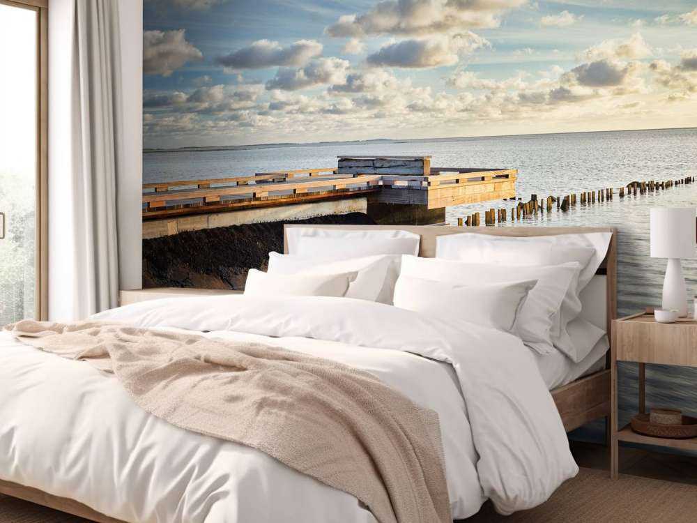 Jetée avec de beaux nuages