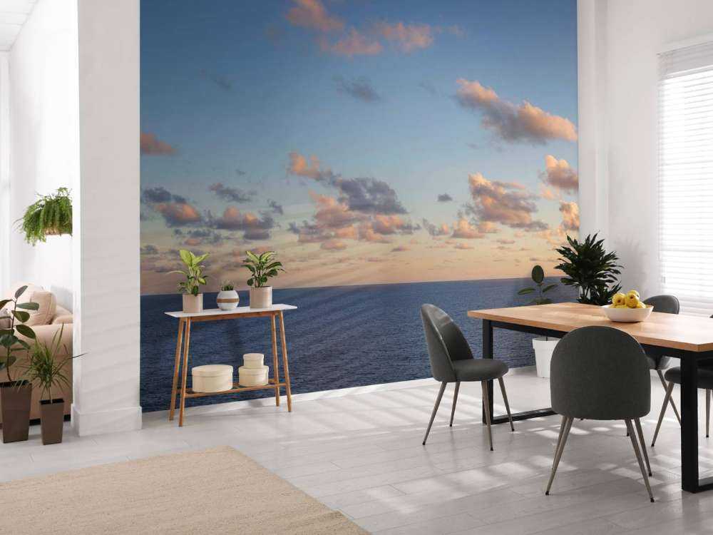 Mer calme sous le ciel du soir