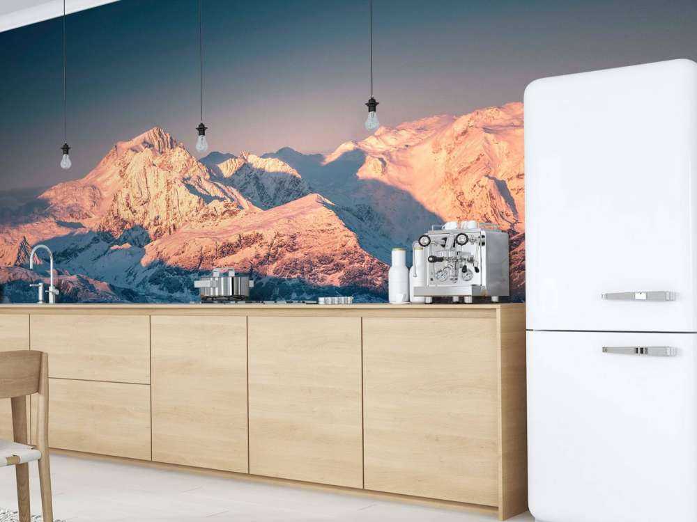 Lumière du matin sur les sommets enneigés.