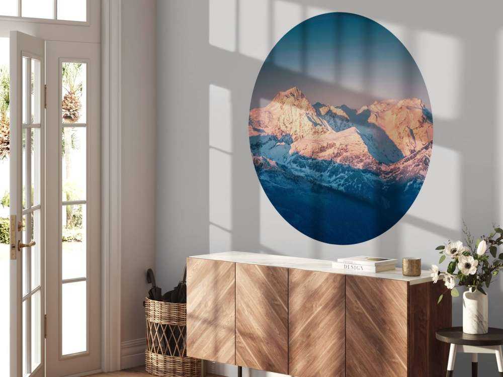 Lumière du matin sur les sommets enneigés.