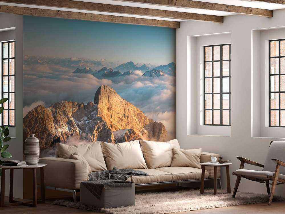 Sommet enneigé dans la lueur du matin