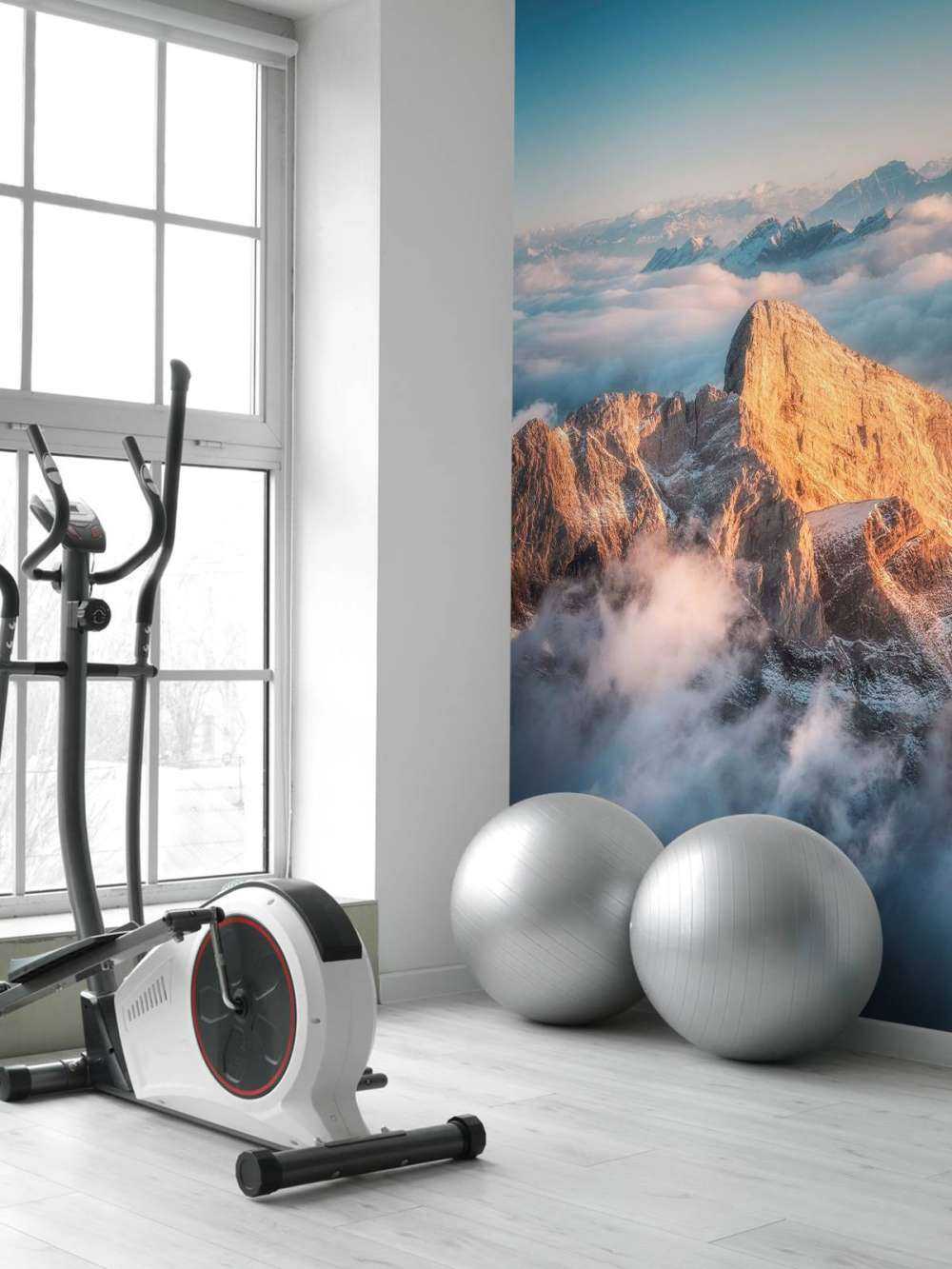 Sommet de montagne doré dans la brume du matin.