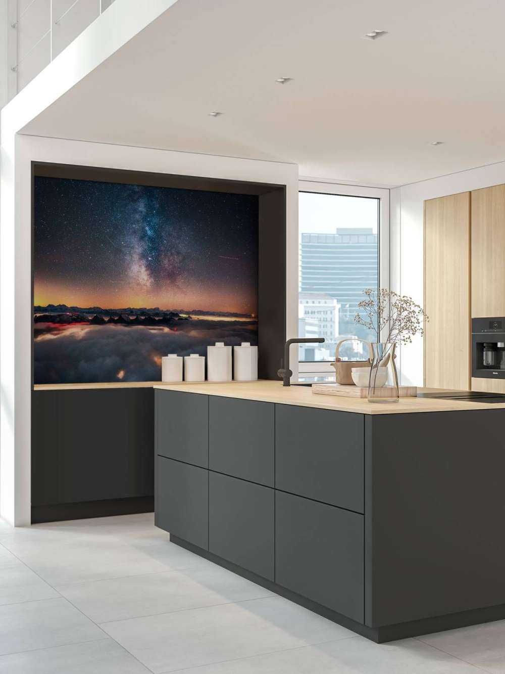 Voie lactée au-dessus de lambeaux de montagne nocturnes.