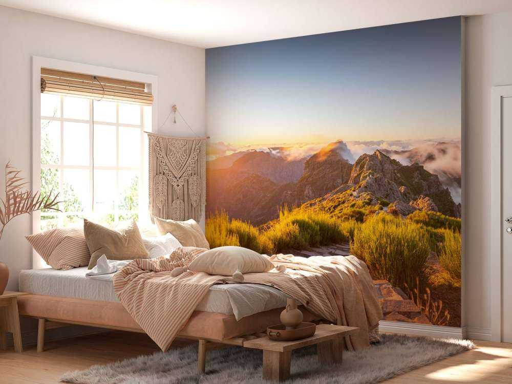 Lever de soleil au-dessus d'un sentier de montagne et des nuages.