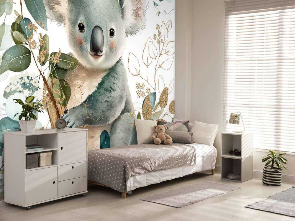 Koala mignon dans l'eucalyptus