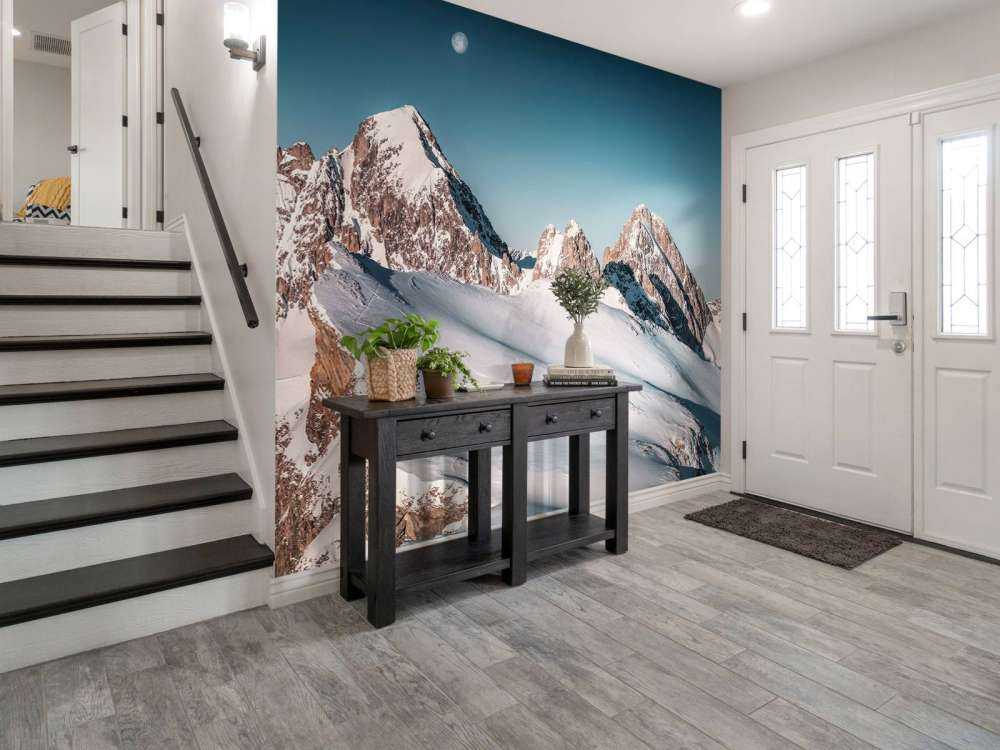 Lumière de lune sur les sommets enneigés des Alpes