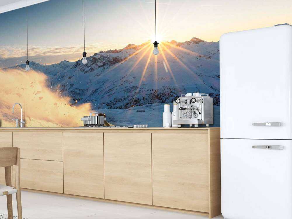 Skier dans un panorama alpin ensoleillé.