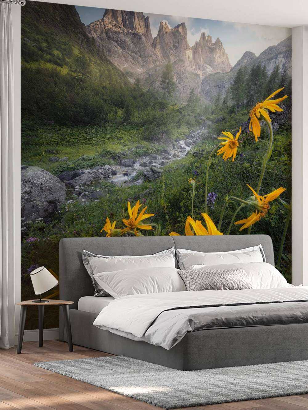 Fleurs alpines gelées dans la vallée de montagne