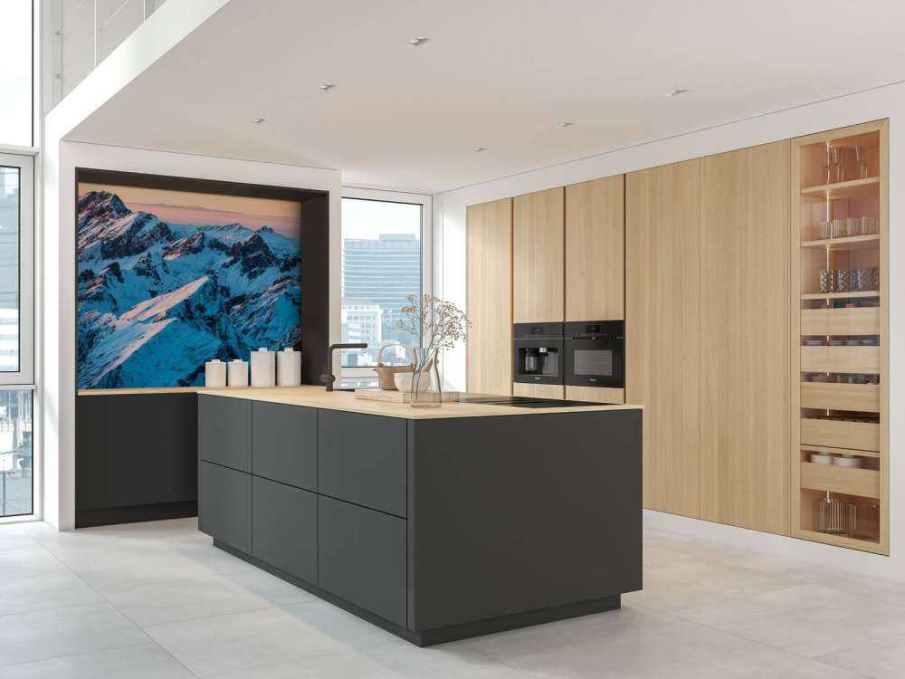 Lever du soleil sur un massif montagneux enneigé.