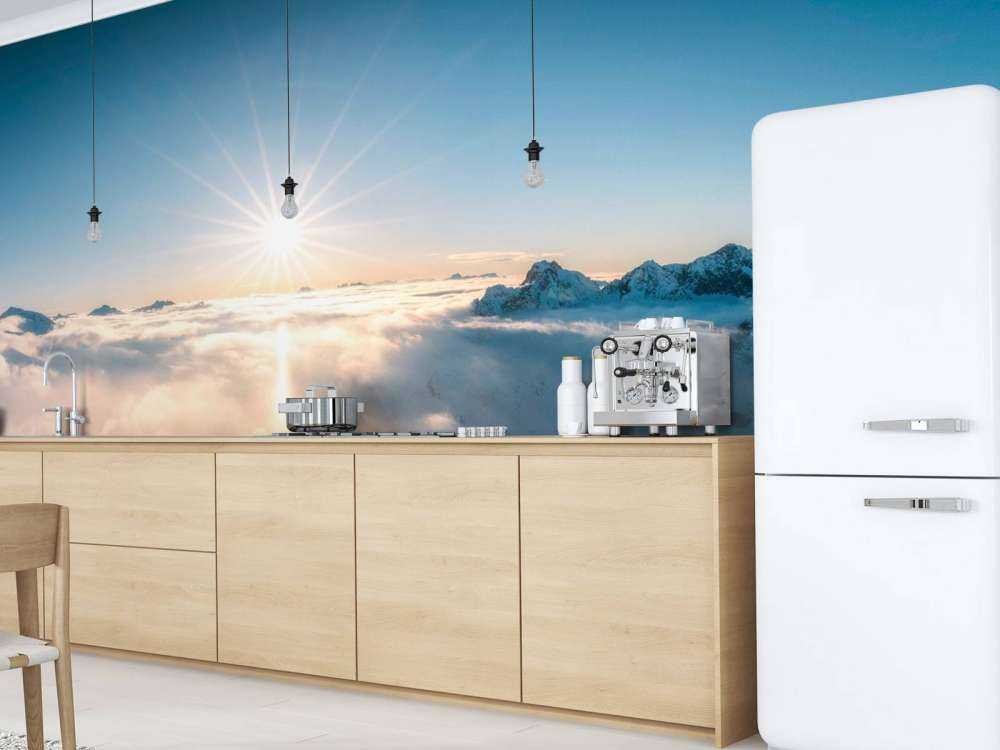 Zone au-dessus de la couche nuageuse dans le panorama alpin