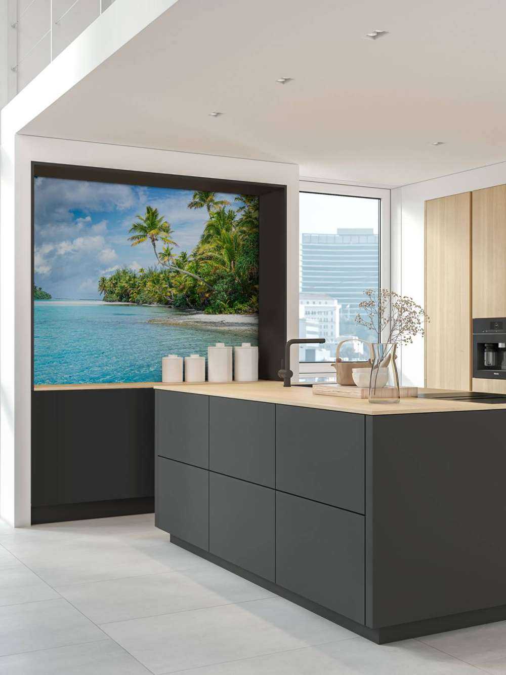 Plage tropicale claire avec des palmiers