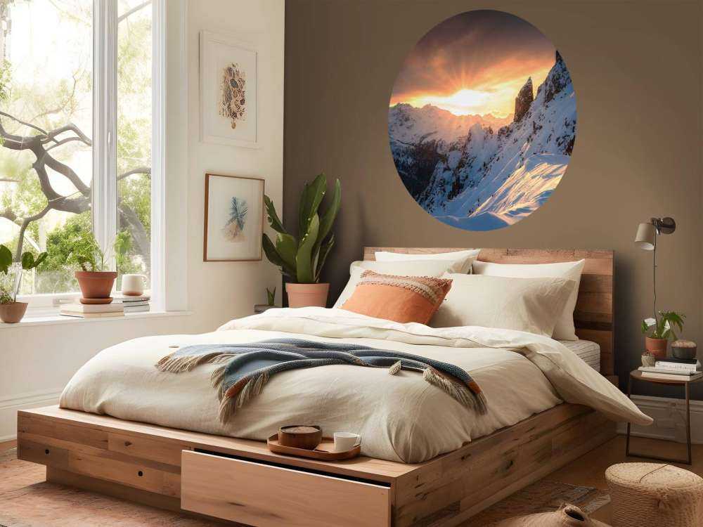 Soleil du soir derrière les sommets enneigés