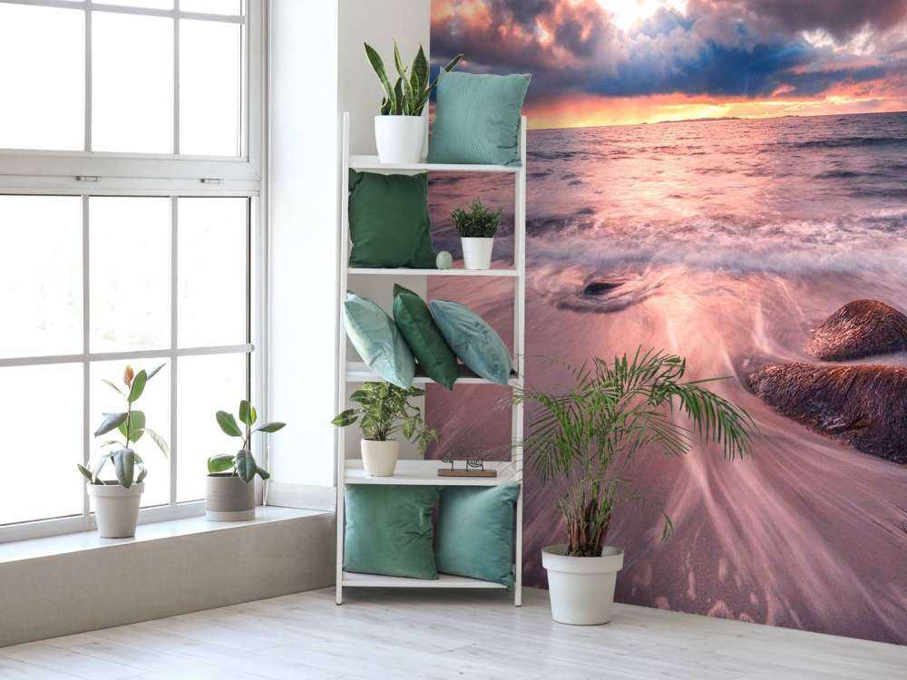 Ciel d'orage au-dessus des vagues calmes