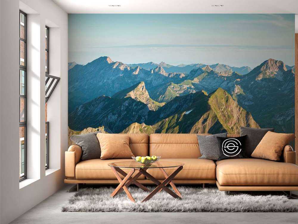 Lueur estivale sur la crête de la montagne.