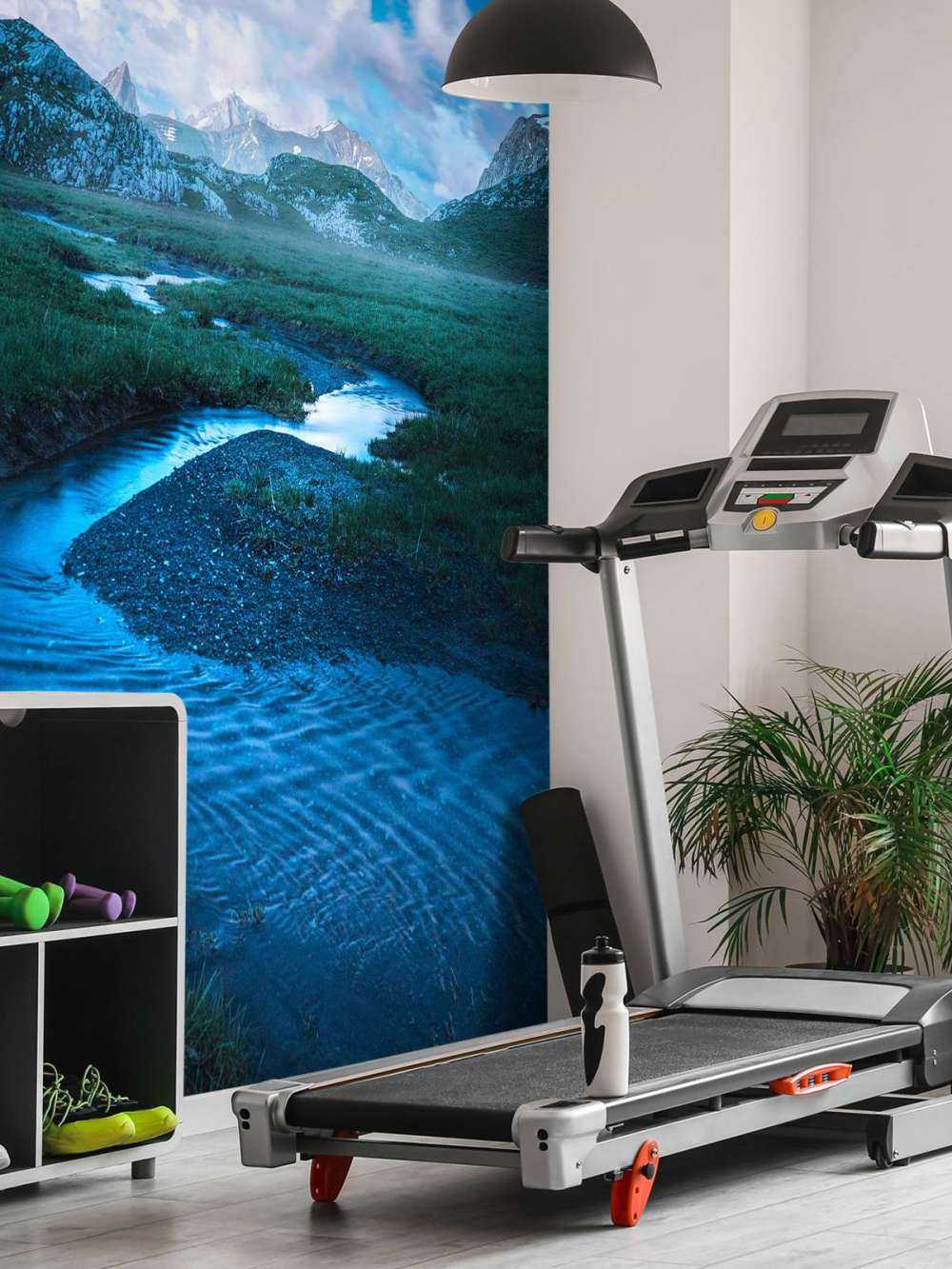 Ruisseau de montagne sous un ciel du soir bleu