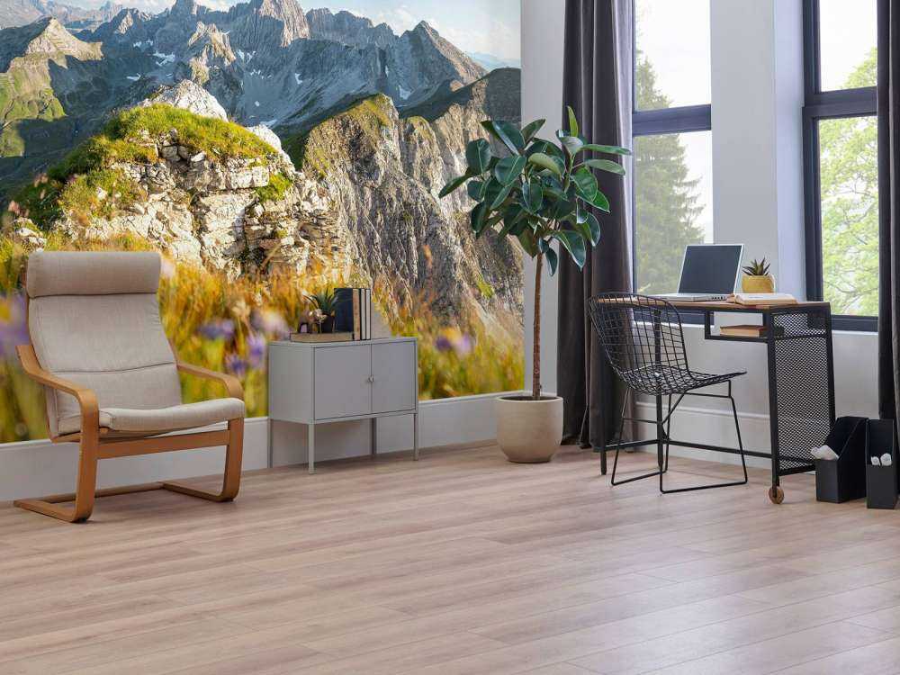 Sommets alpins estivaux avec des fleurs