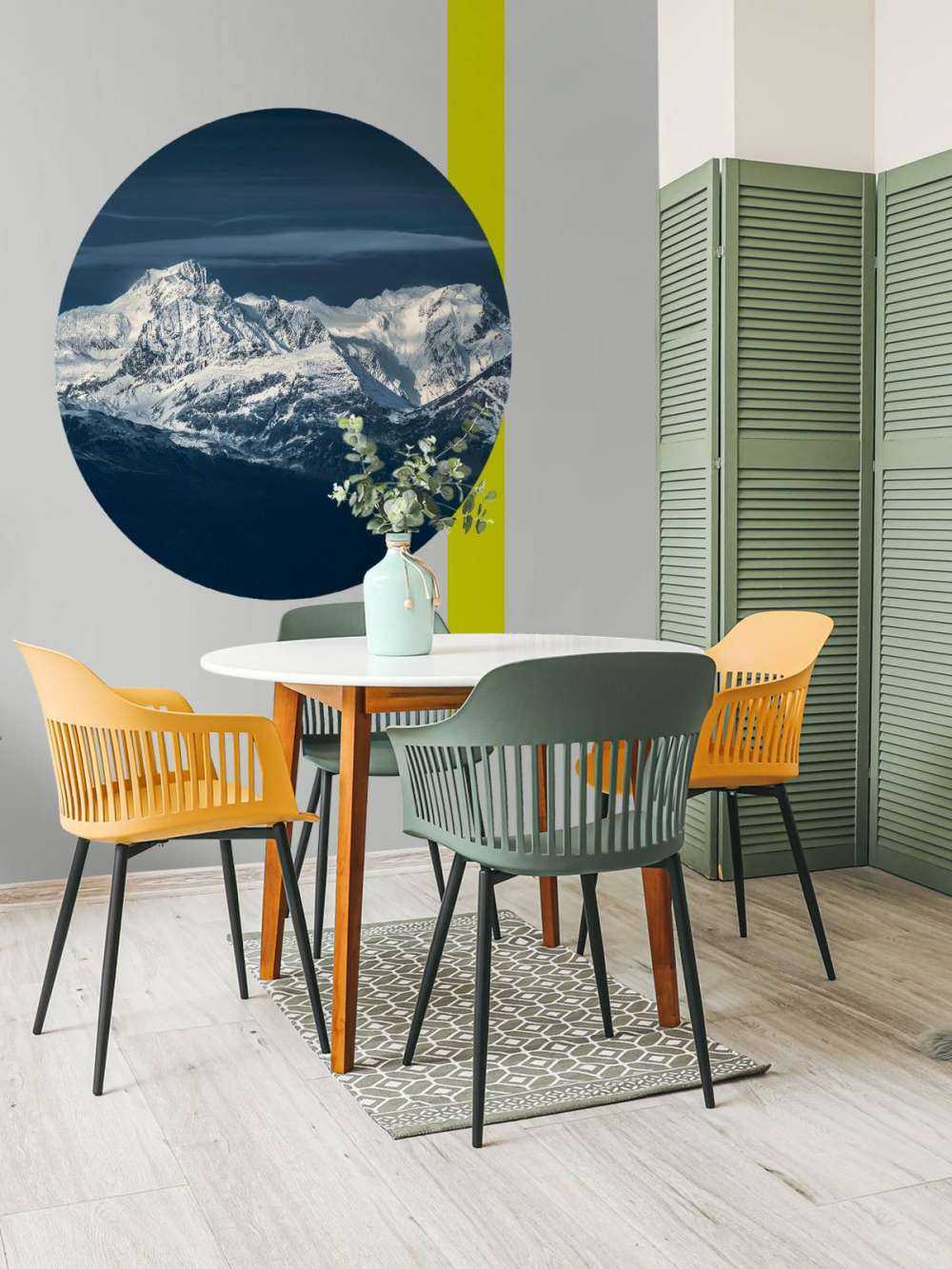 Les sommets bleu glace dans le silence