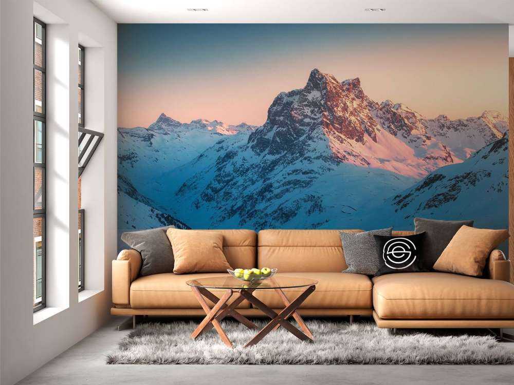 Lumière du soir sur la vallée de montagne