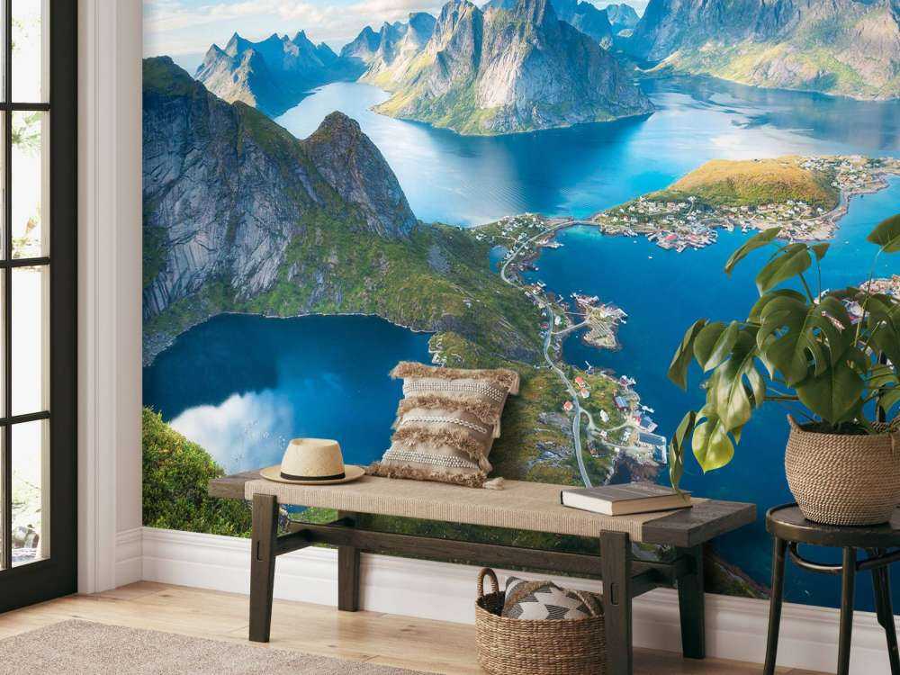 Village de montagne et fjord sous la lumière du soleil